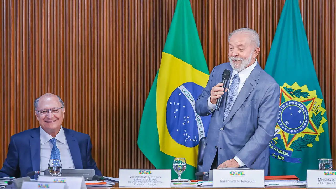 Lula chama Bolsonaro de 