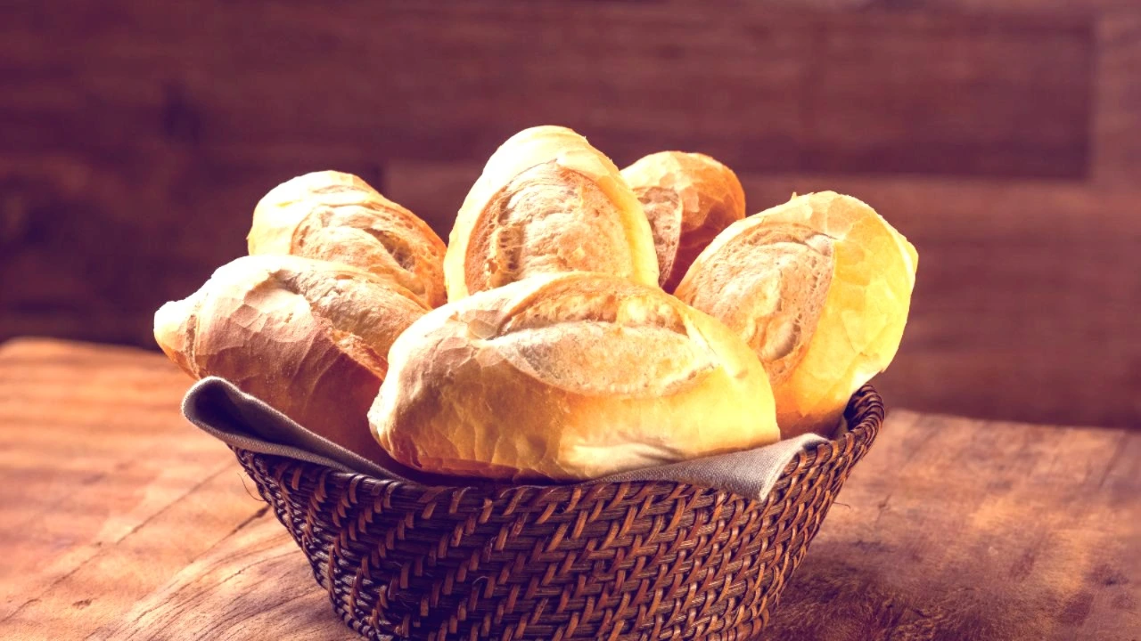 O pão, presente nas mesas há milênios, tem enfrentado críticas nas últimas décadas, sendo apontado como vilão em dietas modernas