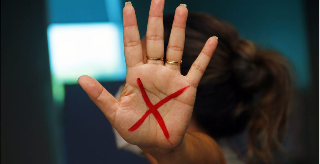 Apesar de o ano de 2025 ainda não constar com balanço oficial, os números de 2024 revelam um cenário grave: 1.450 mulheres foram vítimas de feminicídio no Brasil