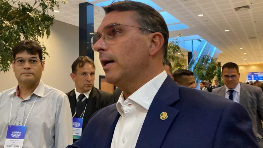 Flávio Bolsonaro desmente irmão sobre visita de assessores de Trump ao Brasil
