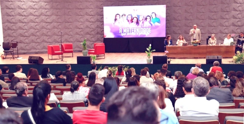 O evento reuniu famílias atípicas, especialistas, reperesntantes politícos e profissionais de diversas áreas para debater os desafios enfrentados por mães de crianças com deficiências e transtornos do neurodesenvolvimento