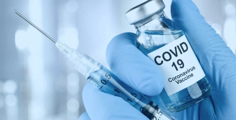 A FDA anunciou uma mudança drástica na política de vacinação contra Covid-19: a partir do outono de 2025, a imunização será recomendada apenas para pessoas com 65 anos ou com comorbidades