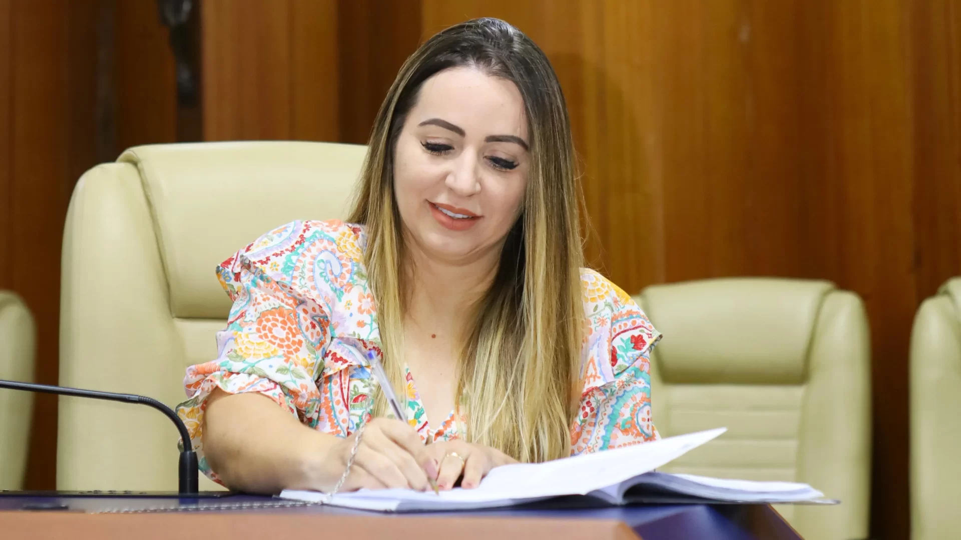 Vereadora Léia Klebia quer reduzir uso de telas por crianças e adolescentes