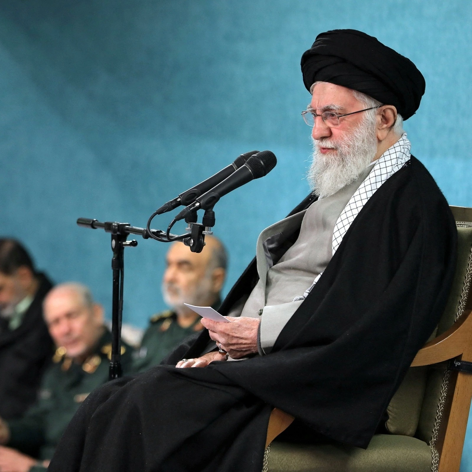 O ministro da defesa de Israel, Israel Katz, afirmou nesta terça-feira (17) que o aiatolá Ali Khamenei, lider supremo do Irã, pode ter um desfecho semelhante ao do ex-ditador Saddam Hussein, caso continue a ordenar ataques contra civis israelenses.