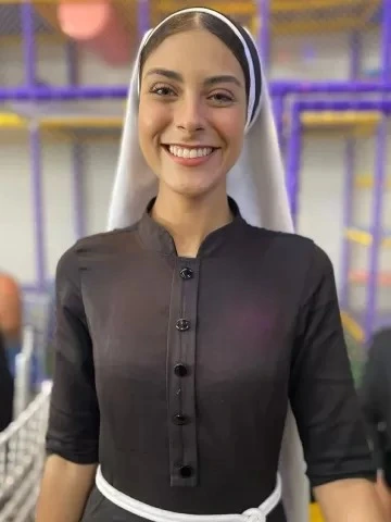Conhecida como irmã Eva Cardoso, 21, que viralizou nas redes soiciais por seu visual com maquiagem, unhas feitas e roupas religiosas, não pertence à Igreja Católica Apostólica Romana, segundo informou a Arquidiocese de Brasília.