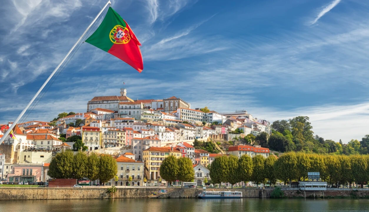 O governo de Portugal determinou a saída de 33.983 imigrantes cujos pedidos de residência foram negados. Entre eles, 5.386 são brasileiros.