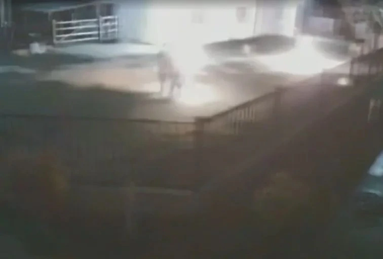 Um crime brutal chocou a cidade de Cuparaque no Vale do rio Doce (MG), na noite de sábado (14). Uma mulher de 22 anos foi vítima de uma tentativa de feminicídio após ser incendiada pelo companheiro, de 31 anos, enquanto segurava o filho do casal, de apenas 3 anos.