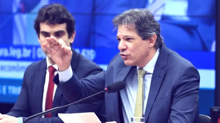 Durante sua fala, Haddad criticou o comportamento dos parlamentares, que deixaram o plenário após fazer questionamento sobre a economia. 