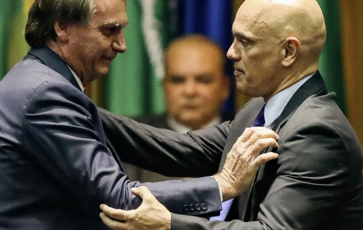 Frente a frente, Alexandre de Moraes e Jair Bolsonaro dão início ao enfrentamento político mais aguardado dos últimos anos: a oitiva promete ser longa.