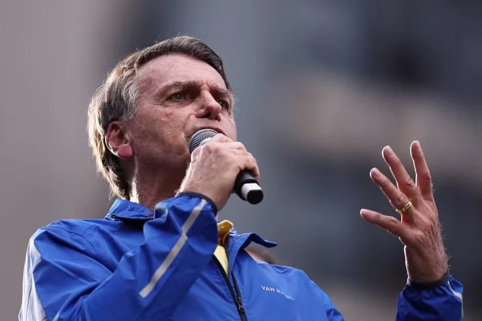 O ex-presidente Jair Bolsonaro (PL) voltou a defender, neste domingo (13), a anistia aos condenados pelos atos de 8 de janeiro como solução para pacificar a crise com os Estados Unidos após a imposição de uma tarifa de 50% sobre produtos brasileiros.