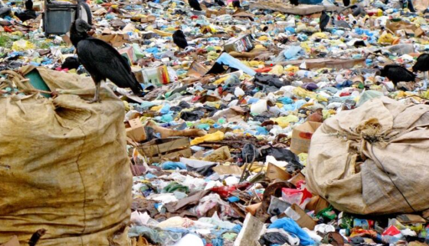 Apesar da vigência da Política Nacional de Resíduos Sólidos (PNRS) desde 2010, Goiás ainda mantém lixões ativos em 134 municípios, contrariando o prazo legal de encerramento dessas estruturas, inicialmente fixado para agosto de 2024.