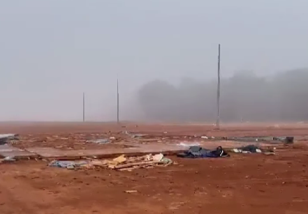 AgroVem deixa bagunça e muito lixo às margens da GO-020.