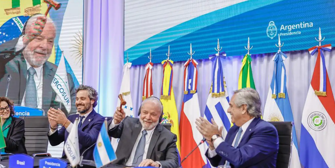 Após críticas por gastos elevados com viagens internacionais, o presidente Luiz Inácio Lula d silva (PT) decidiu ão se hospedar em hotel de luxo durante sua passagem por Buenos Aires para a Cúpula do Mercosul. Assim como fazia o ex-presidente Jair Bolsonaro (PL) em viagens ao exterior.