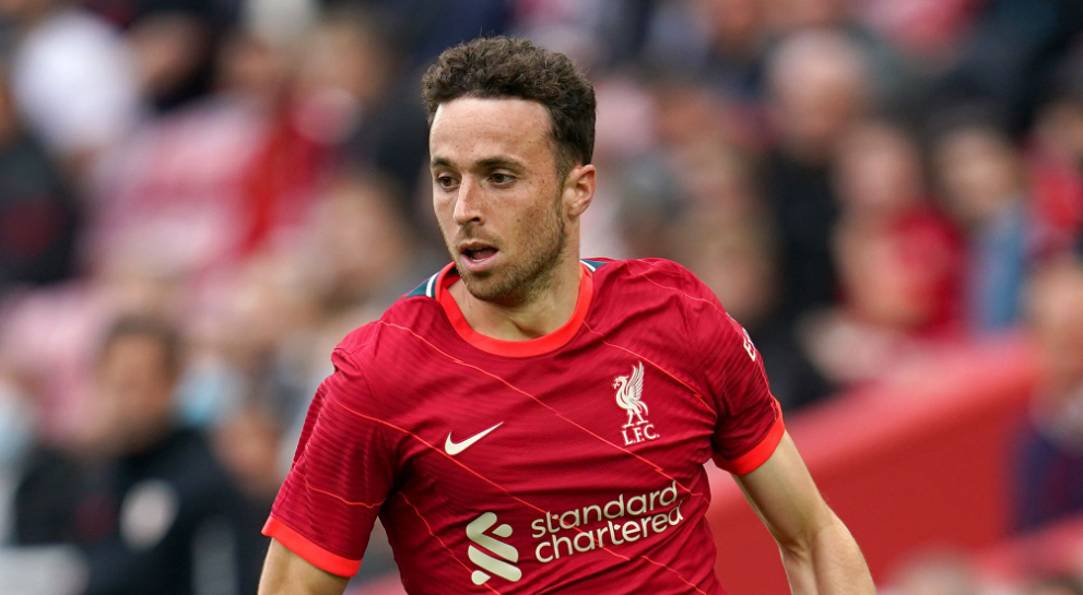 O atacante português Diogo Jota, 28 anos, morreu em um acidente de carro na madrugada desta quinta-feira (3) na província de Zamora, na Espanha. O jogador do Liverpool estava acompanhado do irmão, André Silva de 26 anos, atleta do Penafiel, que também morreu no local.