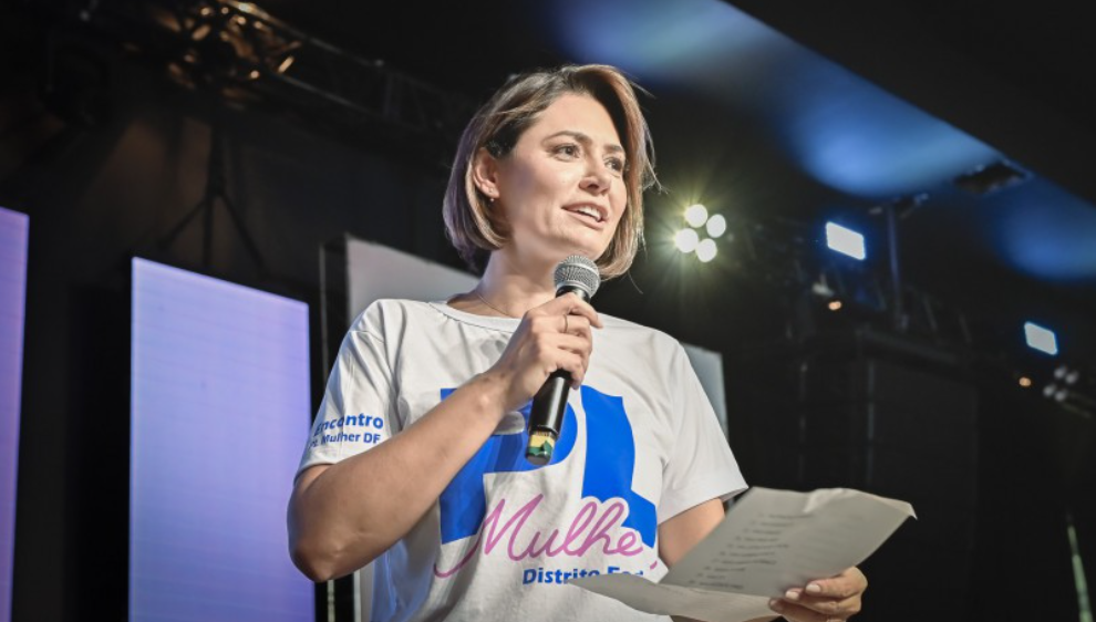 A ex-primeira-dama Michelle Bolsonaro defendeu neste sábado (5) que a direita amplie sua presença no Congresso Nacional, reforçando o apelo do ex-presdente Jair Bolsonaro (PL) para eleger mais deputados e senadores aliados nas eleições de 2026.