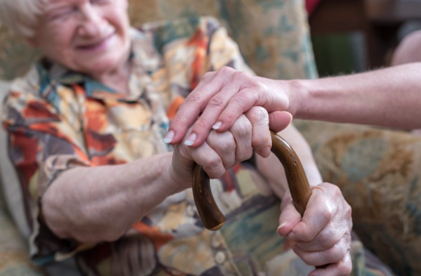 Passou a valer nesta sexta-feira (4) a nova lei que aumenta as penas para quem cometer o crime de abandono de idoso ou pessoa com deficiência.