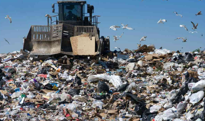 Relatório técnico da Secretaria Estadual de Meio Ambiente e Desenvolvimento Sustentável (Semad) identificou ao menos 12 irregularidades graves no Aterro Sanitário Municipal de Goiânia, que opera sem licença ambietal e em desacordo com normas legais, sendo classificado como lixão.