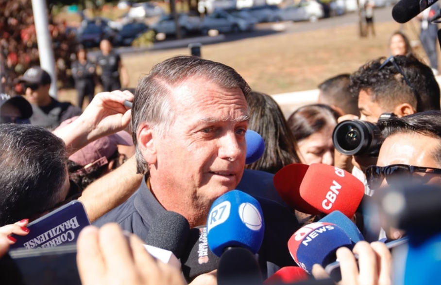 A Polícia Federal deflagrou nesta sexta-feira uma operação contra o ex-presidente Jair Bolsonaro, cumprindo mandados de busca e apreensão em sua residência em Brasília e em endereços ligados ao Partido Liberal.