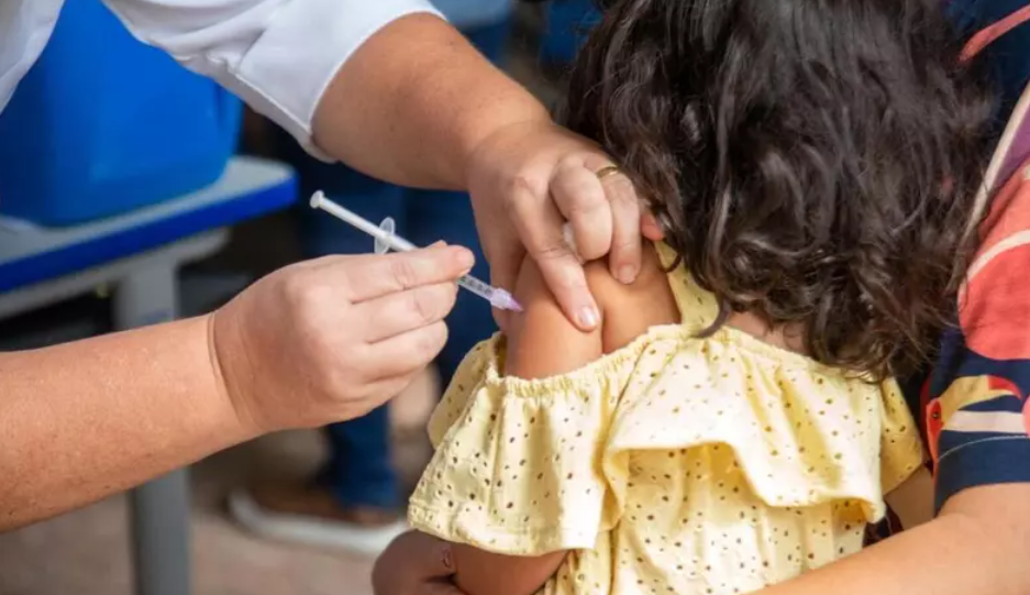 O estado de Goiás celebra um marco significativo em sua campanha de vacinação, com a aplicação de amis de 28 mil doses em crianças e adolescentes diretamente nas escolas.