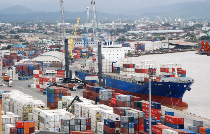 Tarifas de 50% sobre todos os produtos brasileiros exportados para os Estados Unidos podem gerar perdas de até R$ 175 bilhões no Produto Interno Bruto (PIB) do Brasil.