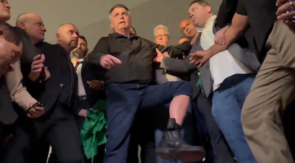 O ministro Alexandre de Morais, do Supremo Tribunal Federal (STF), decidiu nesta quinta-feira (24) não converter em prisão preventiva as medidas cautelares impostas ao ex-presidente Jair Bolsonaro (PL).