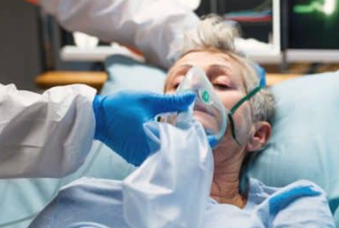 Surtos expressivos de covid-19, o coronavírus SARS-CoV-2 ainda circula, assim como o rinovírus, mantendo a atenção das autoridades de saúde. No Centro-Oeste, Goiás e o Distrito Federal seguem em estado de alerta, reforçando a necessidade de medidas preventivas.