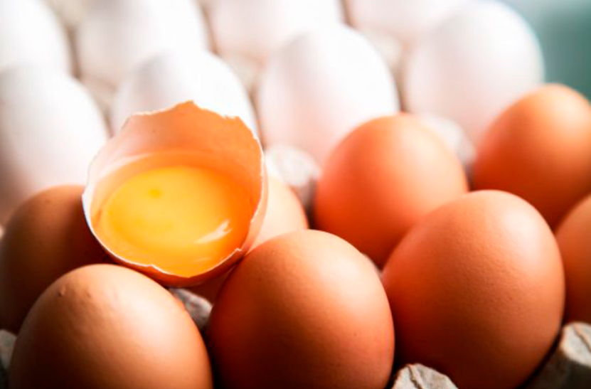 Pesquisadores da Universidade da Austrália do Sul publicaram um estudo inovador que desafia décadas de orientação dietética ao afirmar que o colesterol presente nos ovos não eleva os níveis de LDL, o chamado colesterol 