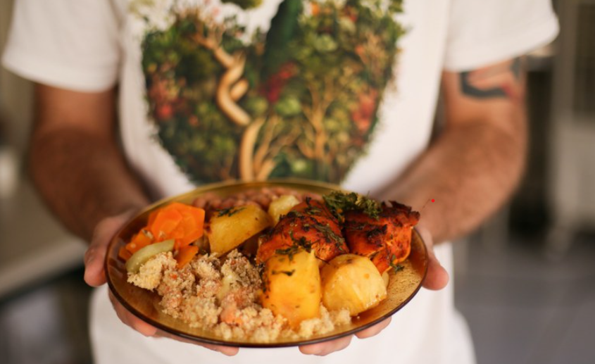 O Brasil voltou a sair do mapa da fome da Organização das Nações Unidas para a Alimentação e Agricultura (FAO) após três anos. O relatório mais recente, que considera a média do triênio 2022-2024, indica que o país reduziu para menos de 2,5% o percentual da população em risco de subnutrição.