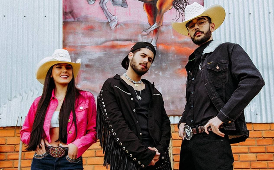 O cantor Zé Felipe e a cantora Ana Castela estão passeando na Disney e a internet, é claro, entra em parafuso com todo tipo de especulação: será que estão só passeando? Será que está pintando um clima?