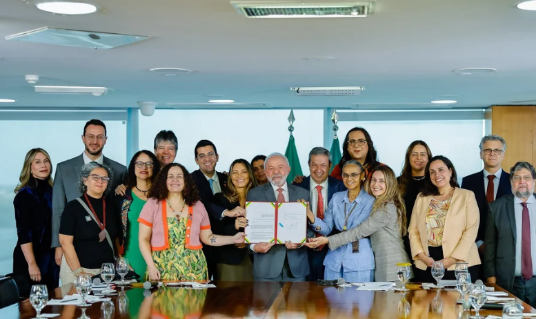O presidente Luiz Inácio Lula da Silva sancionou nesta quarta-feira (30) a lei que proíbe o uso de animais vivos em testes laboratoriais para o desenvolvimento de cosméticos, perfumes e produtos de higiene pessoal.