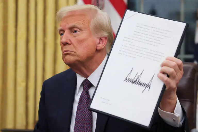 O presidente dos Estados Unidos, Donald Trump, assinou nesta terça-feira (30) uma ordem executiva que impõe uma tarifa de 50% sobre produtos brasileiros, antecipando em dois dias a medida que estava prevista para entrar em vigor em 1º de agosto.