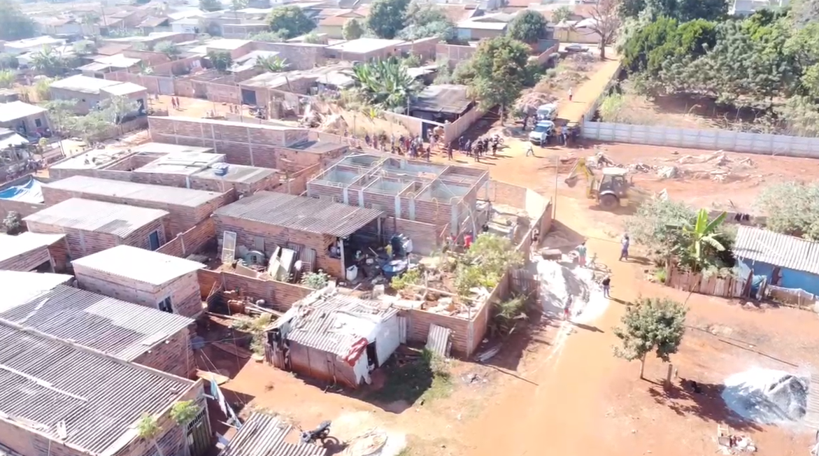 Prefeitura de Goiânia retoma demolições na ocupação Estrela Dalva; ação gera tensão entre moradores.