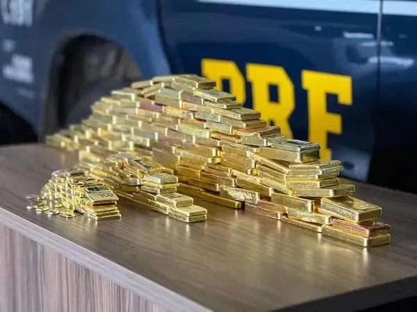 A Polícia Rodoviária Federal (PRF) realizou, na segunda-feira (4/8), a maior apreensão de ouro de sua história. Mais de 100 barras de metal, totalizando 103 kg de ouro maciço, foram encontradas escondidas em compartimentos ocultos de um veículo na BR-401, em Boa Vista (RR).