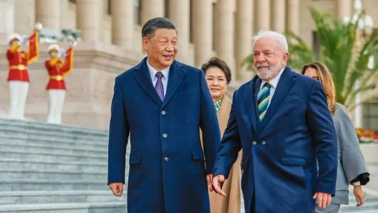 Em ligação de cerca de uma hora nesta terça-feira (12), o presidente da China , Xi Jinping, disse ao presidente Luiz Inácio Lula da Silva que está pronto para trabalhar. com o Brasil.