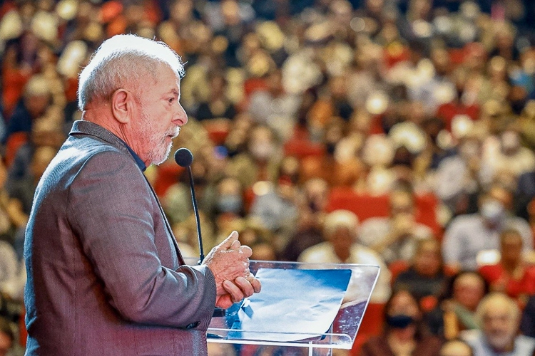 A nova marca foi apresentada durante reunião ministerial no Palácio do Planalto, em Brasília. Lula e seus ministros chegaram a usar bonés com a frase 