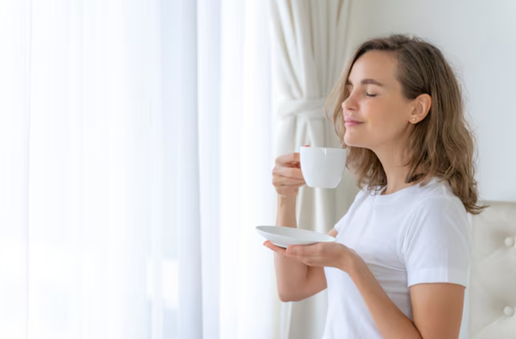 Uma pesquisa publicada no periódico BMJ Mental Health analisou as respostas de 50 mil pessoas sobre como se sentiam em diferentes momentos do dia e apontou que o período da manhã é, em média, o mais associado à felicidade.