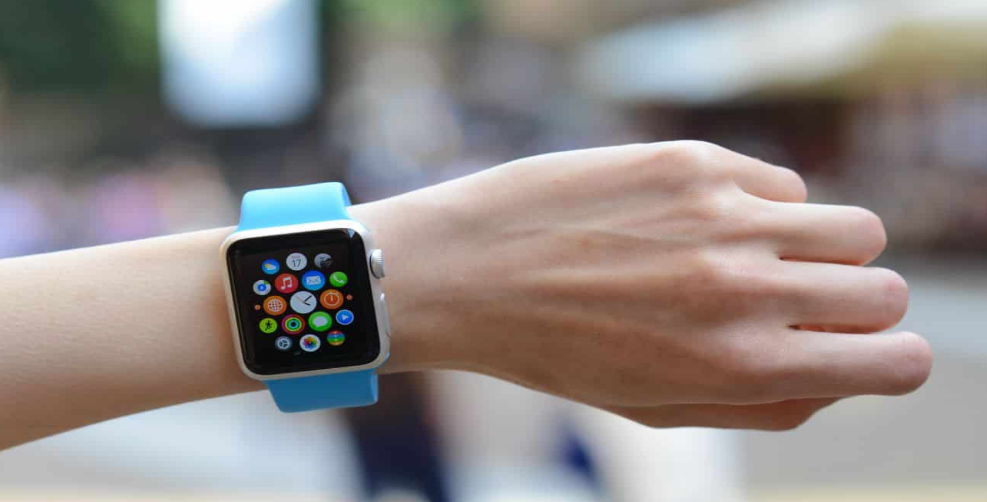 A Anvisa proíbe a comercialização, distribuição importação, propaganda e uso do relógio inteligente Glicowatch, que alegava monitorar níveis de glicose e pressão arterial.