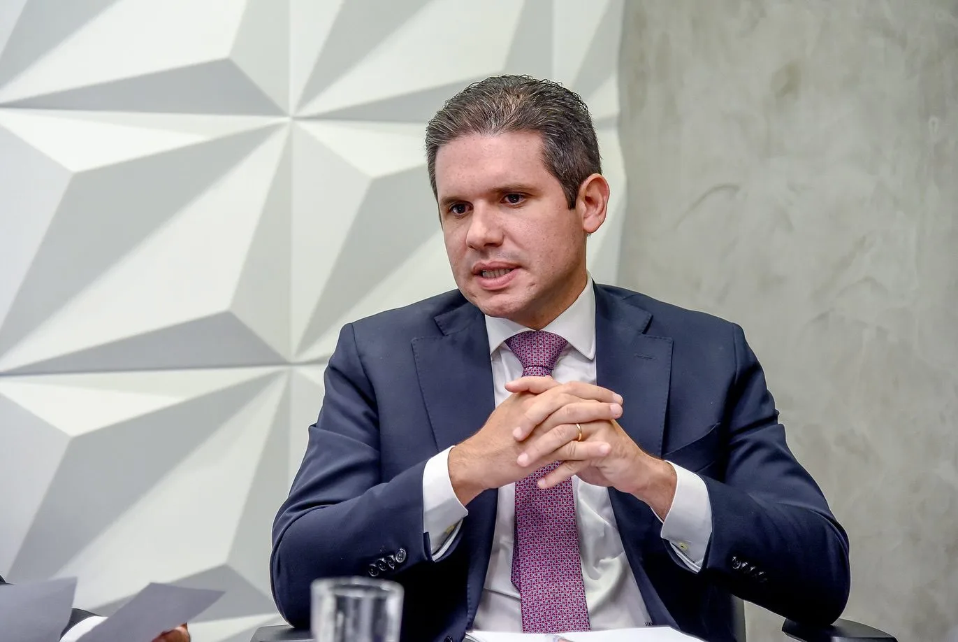 O presidente da Câmara, Hugo Motta (Republicanos PB), encaminhou nesta sexta-feira (15) quatro representações pedindo a cassação do deputado Eduardo Bolsonaro.