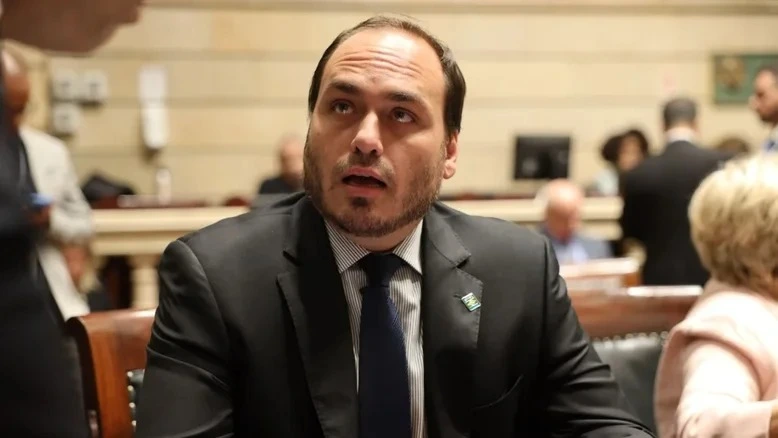 O vereador do Rio de Janeiro, Carlos Bolsonaro (PL), foi internado na noite de segunda -feira (4), na capital fluminense, após apresentar alterações na pressão arterial.