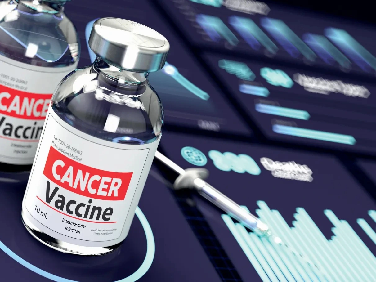 A Rússia anunciou o desenvolvimento de uma vacina personalizada de mRNA contra o câncer, com início dos testes clínicos previsto para setembro e outubro de 2025.