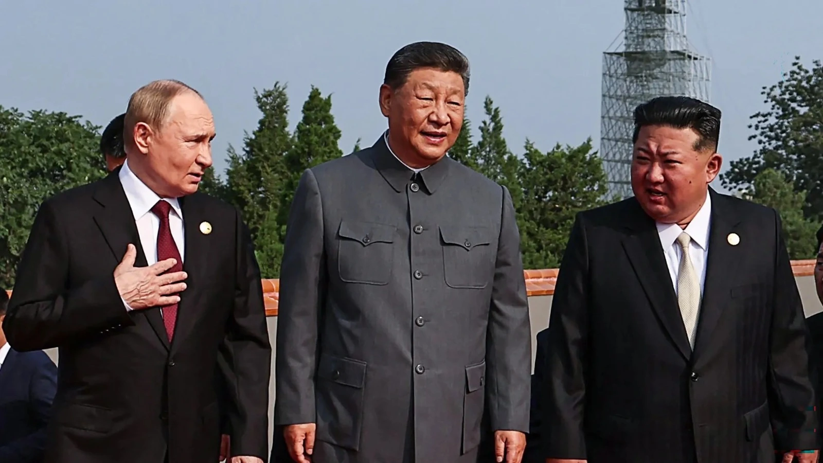 Vladimir Putin (Rússia) e Xi Jinping (China) chamaram atenção pela forma como lidam com a maior potência do Ocidente: silêncio estratégico, gestos calculados e pouca exposição pública.