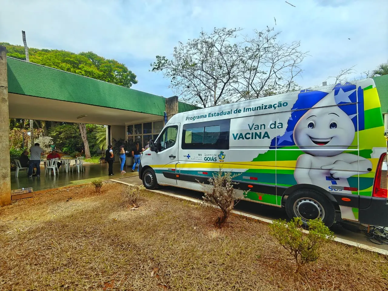 De 29.set a 3.out.2025, a Secretária de Estado de Saúde de Goiás (SES) promove a Semana de Vacinação contra afebre-amarela, com ações de mobilização em todos os 246 municípios. A estratégia busca ampliar a cobertura vacinal, que hoje está em 71,64%, abaixo da meta de 95% estabelecida pelo Ministério da Saúde.