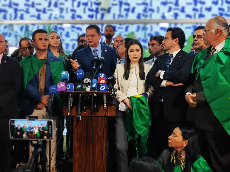 Após a condenação de Jair Bolsonaro (PL) pelo STF, aliados do ex-presidente articulam no Congresso um projeto de anistia amplo, retroativo a 2019, que apagaria eventuais crimes cometidos durante o mandato e abriria caminho para sua libertação.