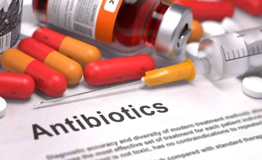 Um estudo conduzido pelas Universidades de Tübingen e Wüizburg (Alemanha) revelou que substâncias presentes no dia a dia - incluindo a cafeína podem reduzir a eficácia de alguns antibióticos.