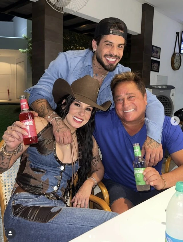 Uma foto postada pelo cantor Leonardo ao lado de Ana Castela e de seu filho Zé Felipe, movimentou as redes sociais. Internautas interpretaram o registro como um possível sinal de aprovação do sertanejo entre os dois jovens artistas.