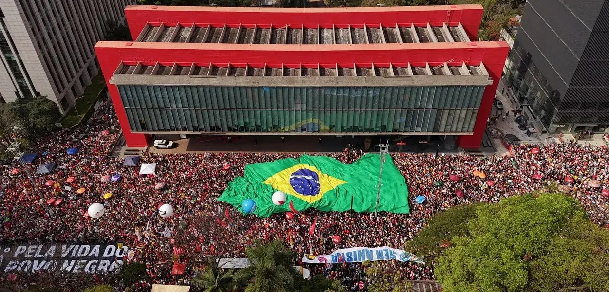 Após mais de uma década sem mobilizar grandes atos, a esquerda reuniu milhares de pessoas neste domingo (21) em cidades como São Paulo (43 mil) e Rio de Janeiro (42 mil ), em protestos contra a PEC da Blindagem e a PL da Anistia.