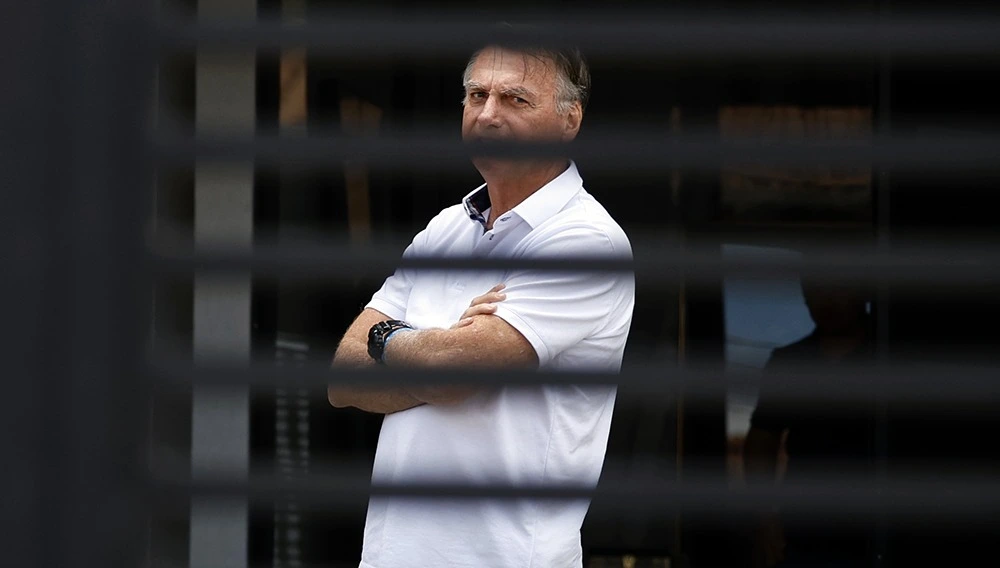 Condenado pelo STF por tentativa de golpe de Estado, o ex-presidente Jair Bolsonaro aguarda a definição de como sua pena será cumprida. A defesa tenta que o regime seja prisão domiciliar, e não em presídio federal ou na Papuda.
