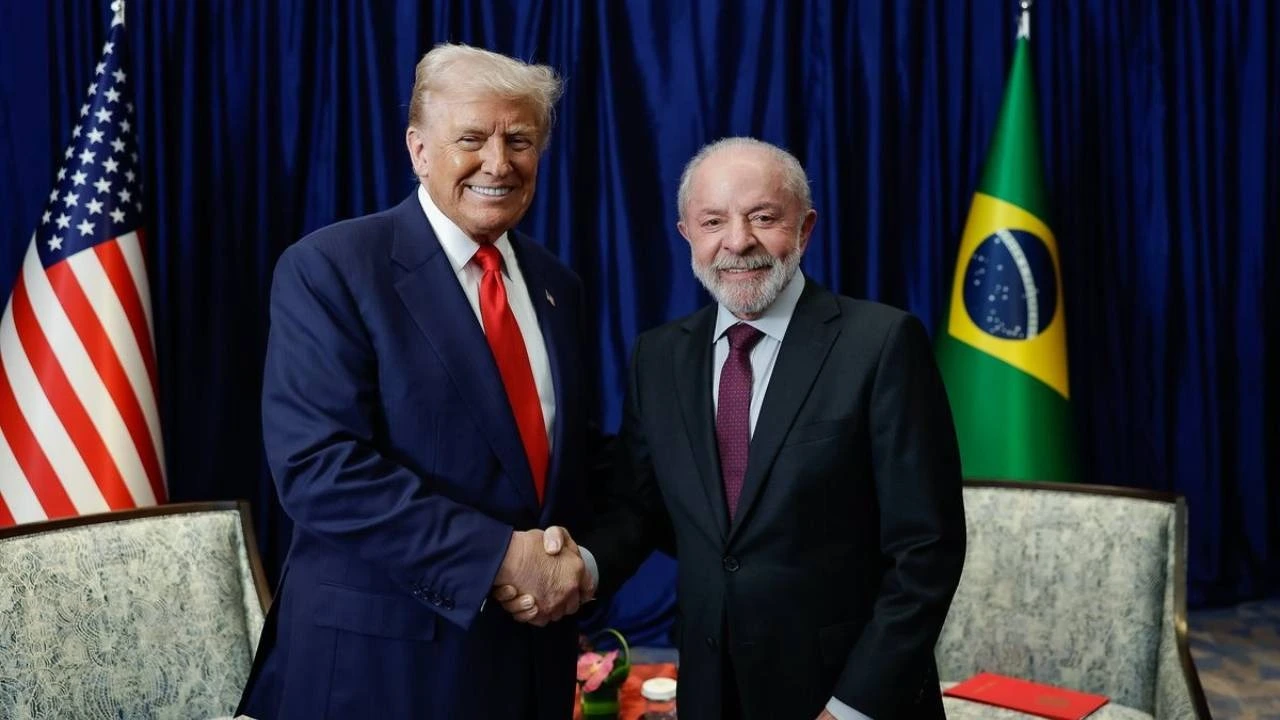O presidente Luiz Inácio Lula da Silva (PT) afirmou nesta segunda-feira 927.out.2025), em Kuala Lumpur, na Malásia, que o ex-presidente Jair Bolsonaro (PL) 