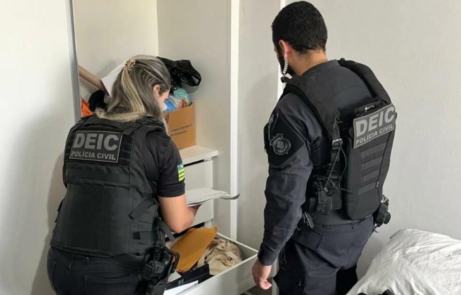 A Polícia Civil de Goiás deflagou nesta quinta-feira (30.out.2025) a Operação Césio 171, que cumpre mandatos de prisão e busca e apreensão contra advogados, um médico e um engenheiro suspeitos de envolvimento em um esquema de fraudes em benefícios s destinados a vítimas do acidente com o césio-137.