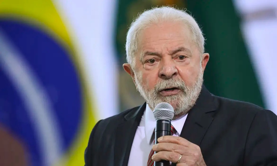 O presidente Luiz Inácio Lula da Silva (PT) se manifestou pela primeira vez, na noite desta quarta-feira (29.out.2025), sobre a magaoperação policial nos complexos da Penha e do Alemão, no Rio de Janeiro, que deixou mais de 100 mortes e mais de 100 presos.